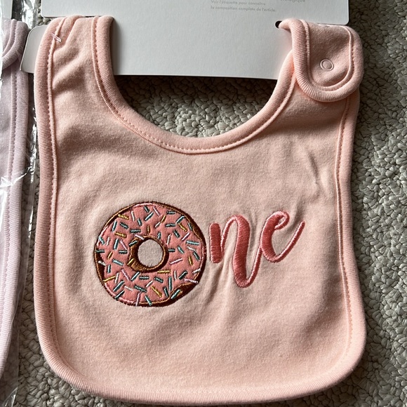 NWT - Set of two adorable organic bibs - Picture 2 of 7